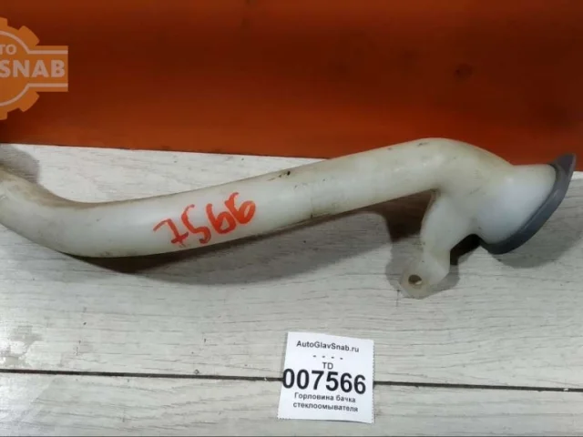 Горловина бачка стеклоомывателя для Nissan Tiida C11 Хэтчбек 2007-2014 на фотографиях