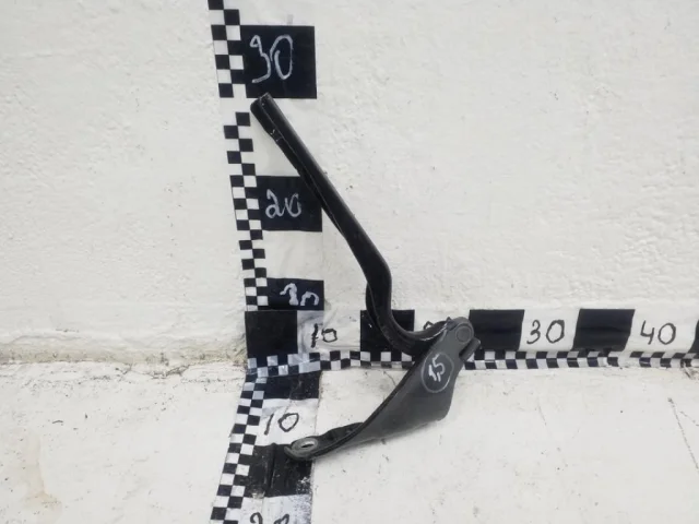 Петля капота левая для Skoda Rapid II 2020+ на фотографиях