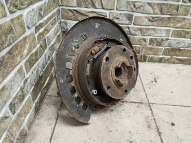 Кулак задний левый для Audi Q7 4L 2005-2015 на фотографиях