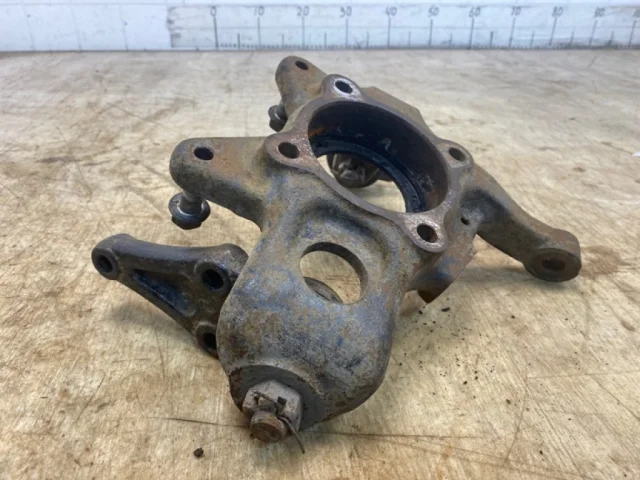 Кулак поворотный правый для Mitsubishi Pajero V90 5dr rest II 2014-2020 на фотографиях