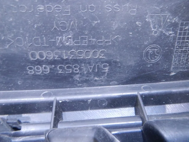 Решетка переднего бампера для Skoda Rapid I NH3 2012-2017 на фотографиях