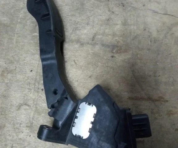 Электронная педаль газа для Toyota RAV4 XA30 2005-2012 на фотографиях