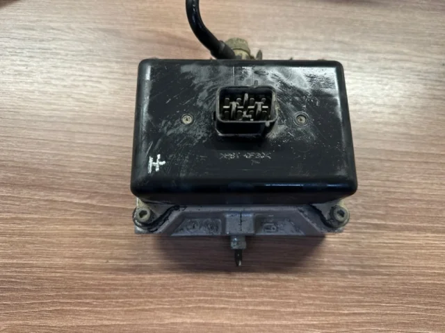 Блок клапанов пневмоподвески для Lexus LX J200 2007-2015 на фотографиях