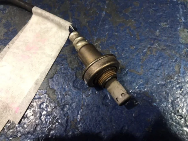 Лямбда-зонд (верхний) для Toyota RAV4 XA30 2005-2012 на фотографиях