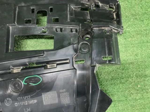 Кронштейн заднего бампера левый для BMW 7er G11/G12 2015-2021 на фотографиях