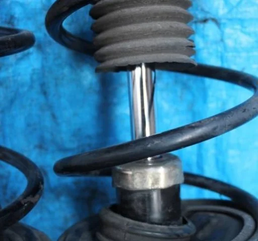 Амортизатор передний левый для Toyota Corolla E120/E130 Седан 2000-2007 на фотографиях