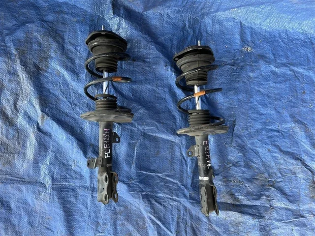 Амортизатор передний левый для Toyota Corolla E120/E130 Седан 2000-2007 на фотографиях