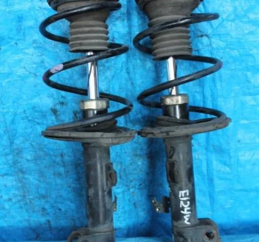 Амортизатор передний левый для Toyota Corolla E120/E130 Седан 2000-2007 на фотографиях