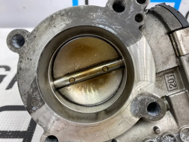 Дроссельная заслонка для Mercedes-Benz C class W203 2000-2007 на фотографиях