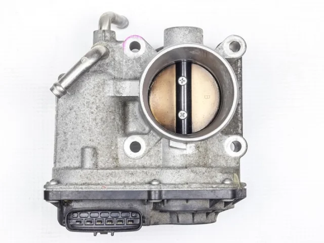 Дроссельная заслонка для Toyota Corolla E120 Седан (JDM) 2000-2006 на фотографиях