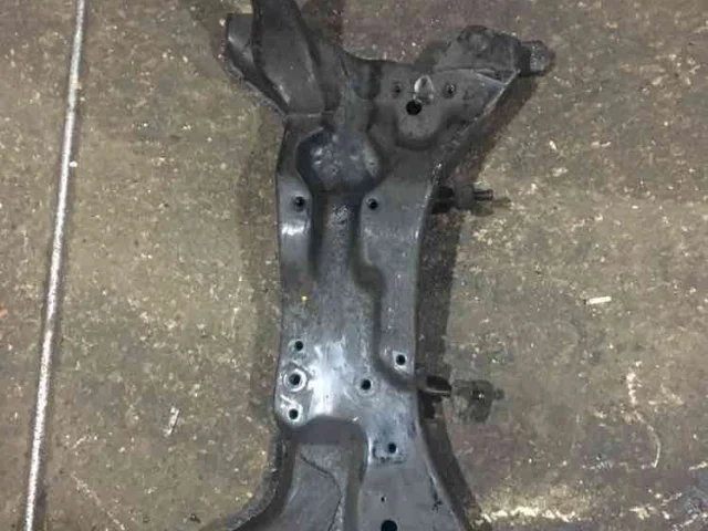 Подрамник двигателя для Mitsubishi Outlander 1 CU0W 2002-2009 на фотографиях