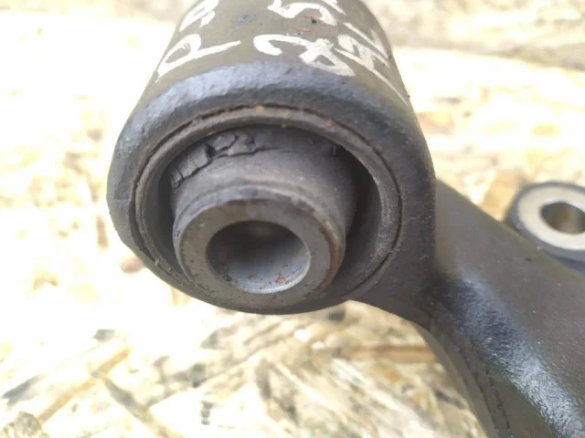 Цапфа задняя левая для Mitsubishi Pajero V90 5dr 2006-2011 на фотографиях