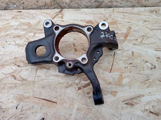 Кулак поворотный правый для Mitsubishi Pajero V90 5dr 2006-2011 на фотографиях