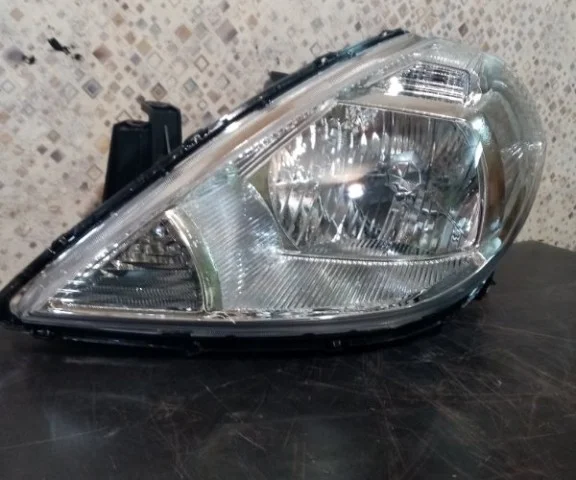 Фары для Nissan Tiida C11 Хэтчбек 2007-2014 на фотографиях