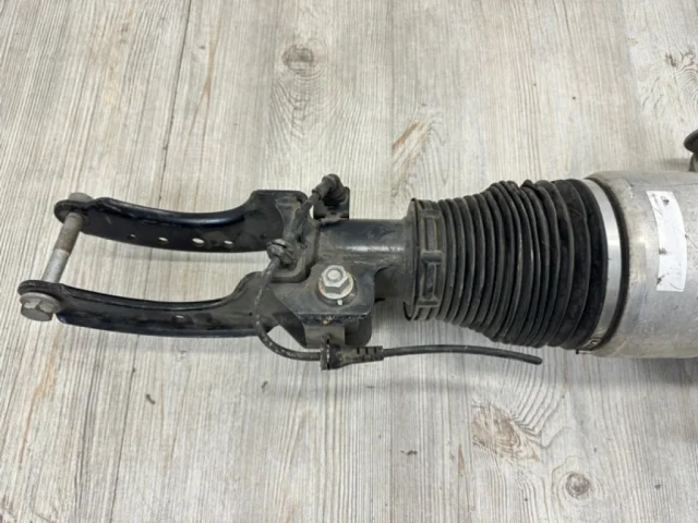 Пневмостойка передняя правая для Audi Q7 4L 2005-2015 на фотографиях