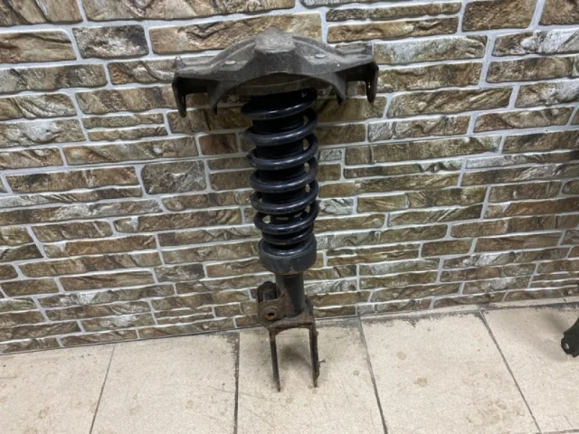 Амортизатор передний левый для Audi Q7 4L 2005-2015 на фотографиях