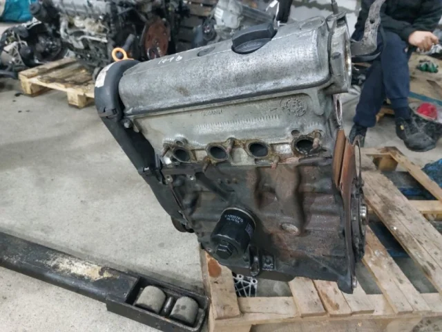 Двигатель без навесного для Volkswagen Polo III (6N1) 1994-1999 на фотографиях