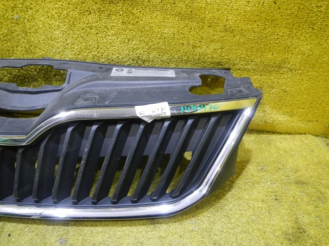 Решетка переднего бампера для Skoda Rapid I NH3 2012-2017 на фотографиях