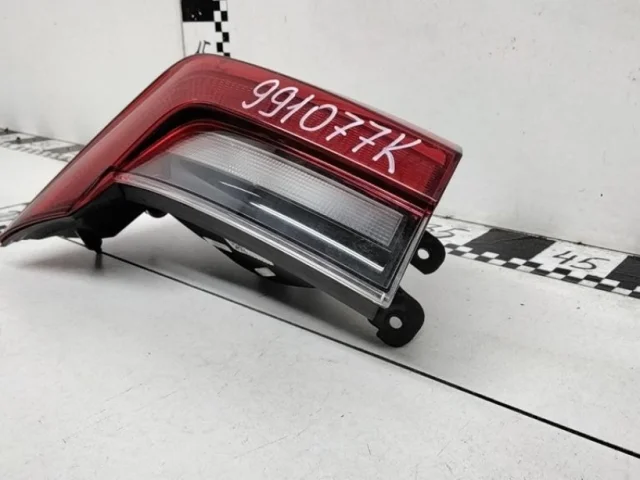 Фонарь внешний левый для Skoda Rapid II 2020+ на фотографиях