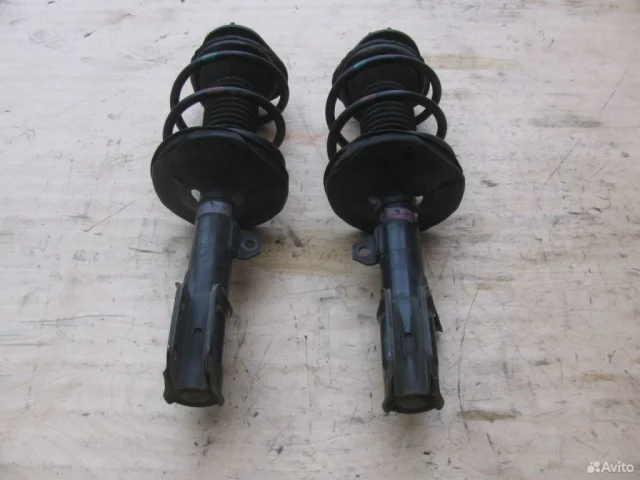 Амортизатор передний левый для Toyota Avensis Универсал T250 2003-2008 на фотографиях