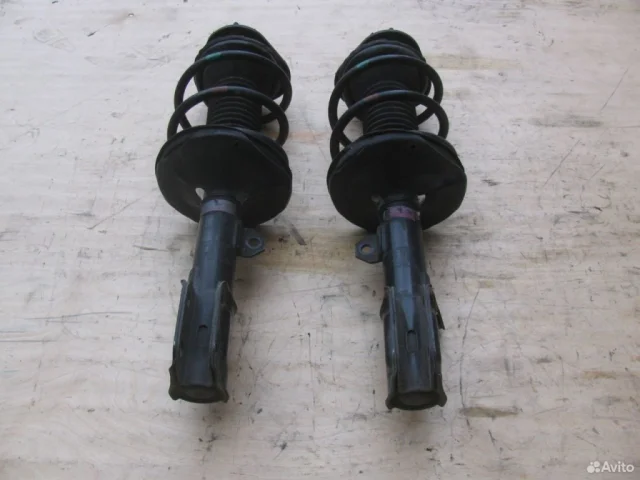 Амортизатор передний левый для Toyota Avensis Универсал T250 2003-2008 на фотографиях