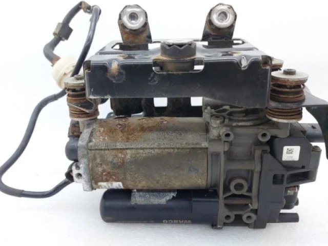 Компрессор пневмоподвески задний для Audi Q7 4M 2015+ на фотографиях