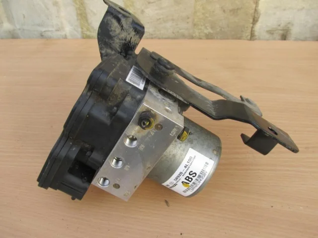 Блок ABS для Hyundai Solaris 1 рестайлинг 2014-2017 на фотографиях