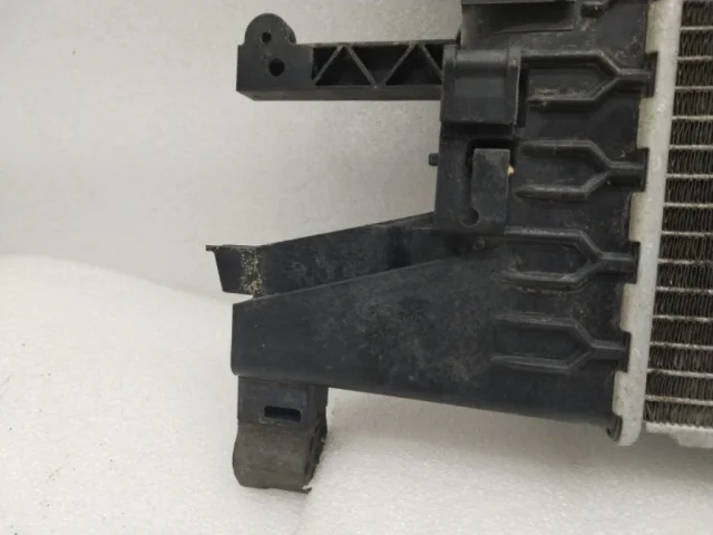 Радиатор охлаждения ДВС для Chevrolet Cruze 1 J300 2009-2015 на фотографиях