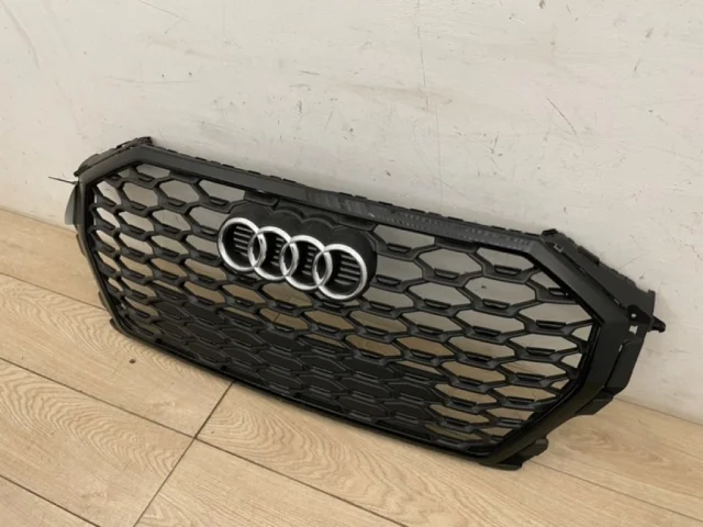 Решетка радиатора для Audi Q3 F3 2018+ на фотографиях