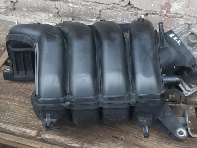 Впускной коллектор для Toyota Corolla E140/E150 Седан 2006-2013 на фотографиях