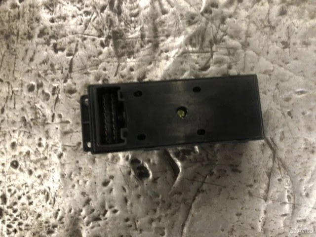 Блок управления стеклоподъемниками для Hyundai Solaris 1 RB (2011-2013) на фотографиях