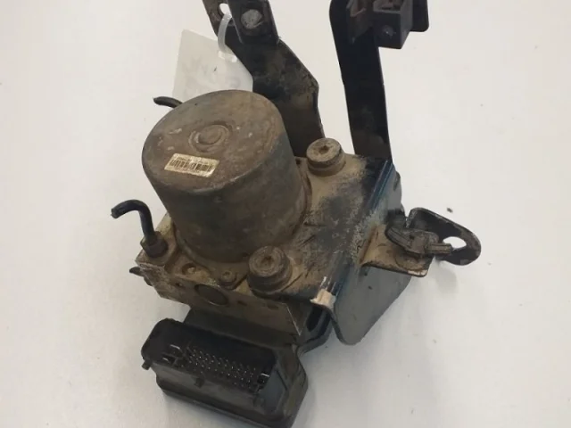 Блок ABS для Hyundai Solaris 1 рестайлинг 2014-2017 на фотографиях