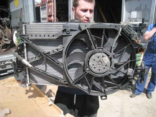 Радиатор охлаждения ДВС для Opel Astra H Хэтчбек 2004-2014 на фотографиях