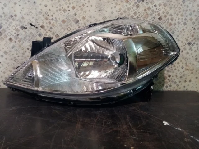 Фары для Nissan Tiida C11 Хэтчбек 2007-2014 на фотографиях