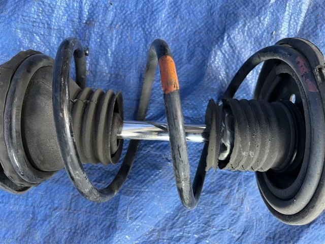 Амортизатор передний левый для Toyota Corolla E120/E130 Седан 2000-2007 на фотографиях