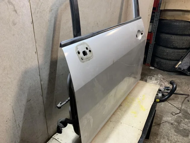 Двери для Nissan Tiida SC11 Седан 2007-2014 на фотографиях