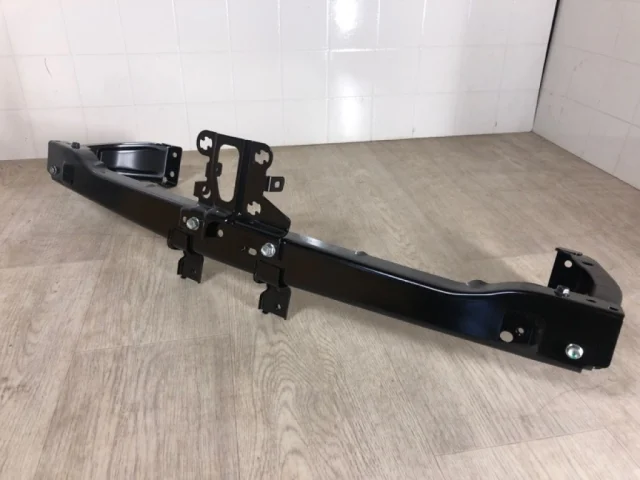 Усилитель переднего бампера для Mitsubishi Pajero Sport KS0W 2016+ на фотографиях