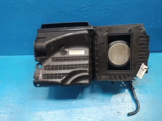 Корпус воздушного фильтра для Volvo C30 MK 2006-2013 на фотографиях