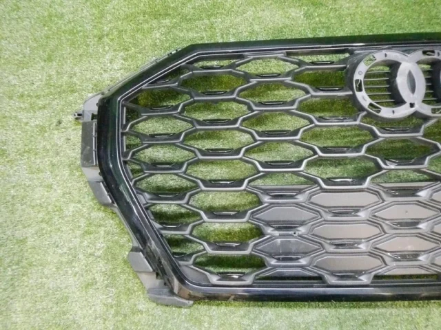 Решетка радиатора для Audi Q3 F3 2018+ на фотографиях