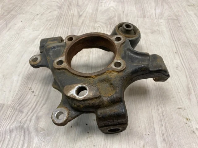 Кулак задний левый для Mitsubishi Pajero V90 5dr rest I 2011-2015 на фотографиях