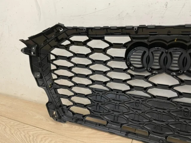 Решетка радиатора для Audi Q3 F3 2018+ на фотографиях