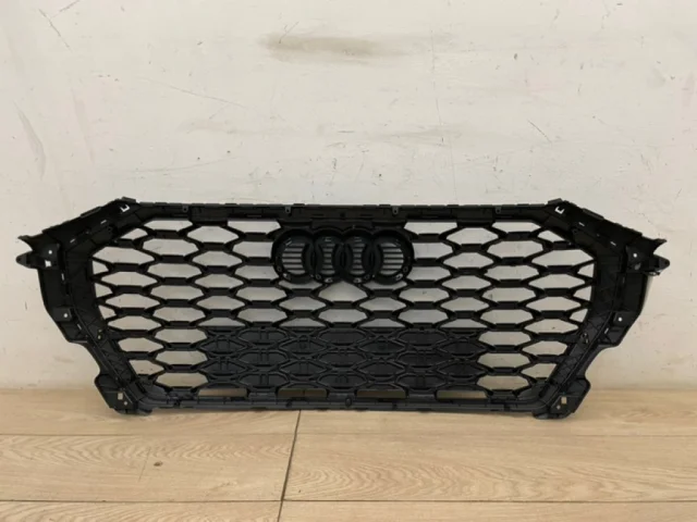 Решетка радиатора для Audi Q3 F3 2018+ на фотографиях
