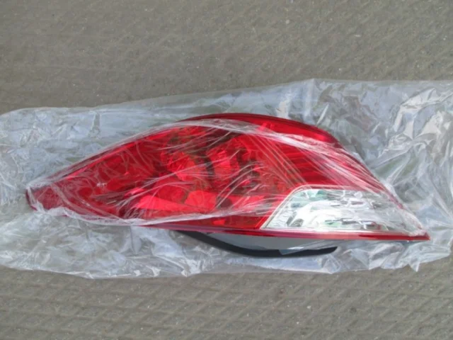 Фонарь левый для Hyundai Solaris 1 RB (2011-2013) на фотографиях