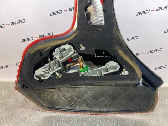 Фонарь правый для Volvo C30 MK 2006-2013 на фотографиях