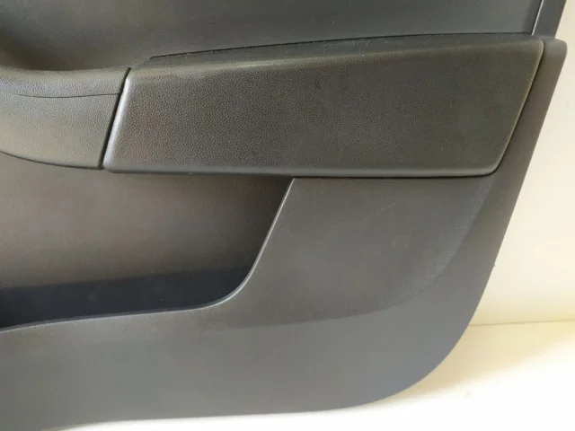 Уплотнитель передней правой двери для Skoda Rapid I rest NH3 2017-2020 на фотографиях