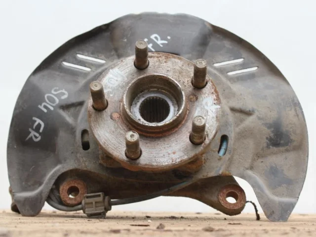 Кулак поворотный левый для Subaru Legacy BL/B13 2003-2009 на фотографиях