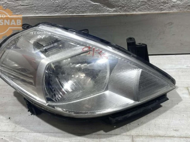 Фары для Nissan Tiida C11 Хэтчбек 2007-2014 на фотографиях