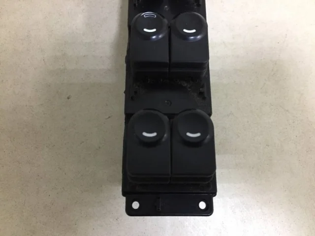 Блок управления стеклоподъемниками для Hyundai Solaris 1 рестайлинг 2014-2017 на фотографиях