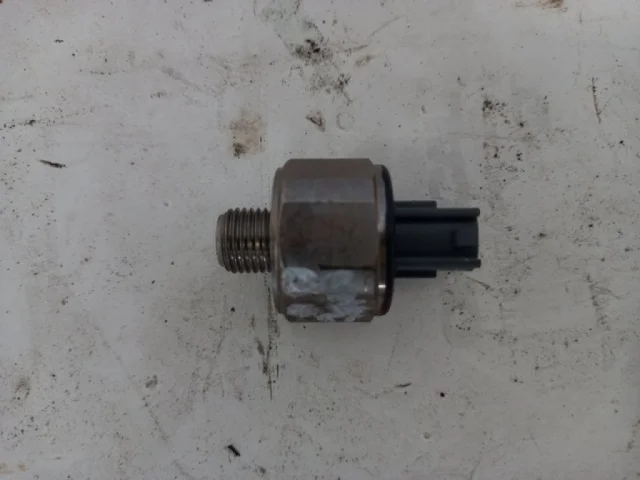 Датчик детонации для Toyota Alphard H10 2002-2008 на фотографиях