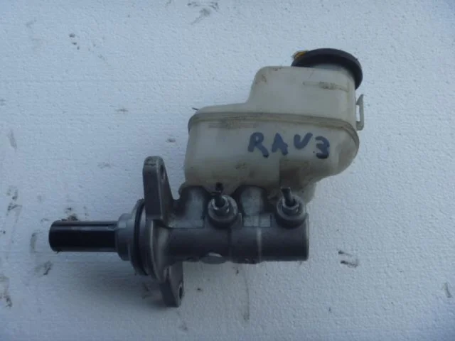 Главный тормозной цилиндр для Toyota RAV4 XA30 2005-2012 на фотографиях